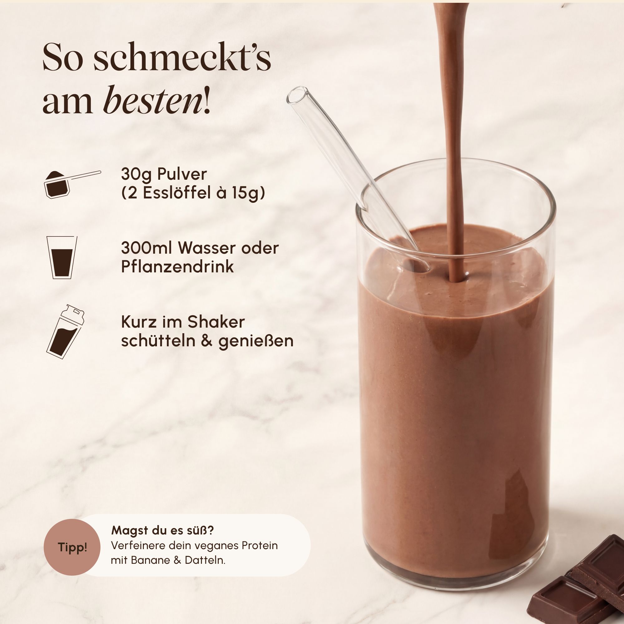 Glas mit Schokoladengetränk, Trinkhalm. Anweisungen: 30g Pulver, 300ml Wasser, schütteln. Schokoladenstückchen.