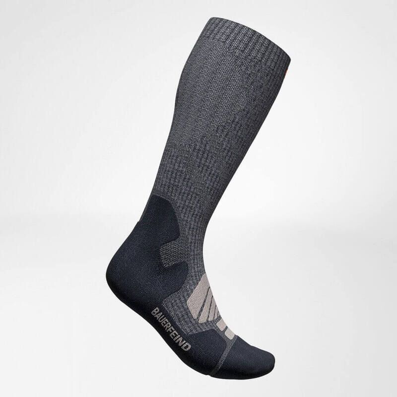 Graue Kompressionssocke mit Logo und Markenname BAUERFEIND. Schwarze Akzente an Ferse und Knöchel. Merino-Material.