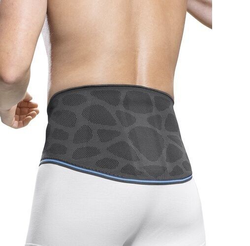 Person trägt graue Lumbalbandage. Mesh-Material mit strukturiertem Muster. Blaue Zierleiste am oberen und unteren Rand.