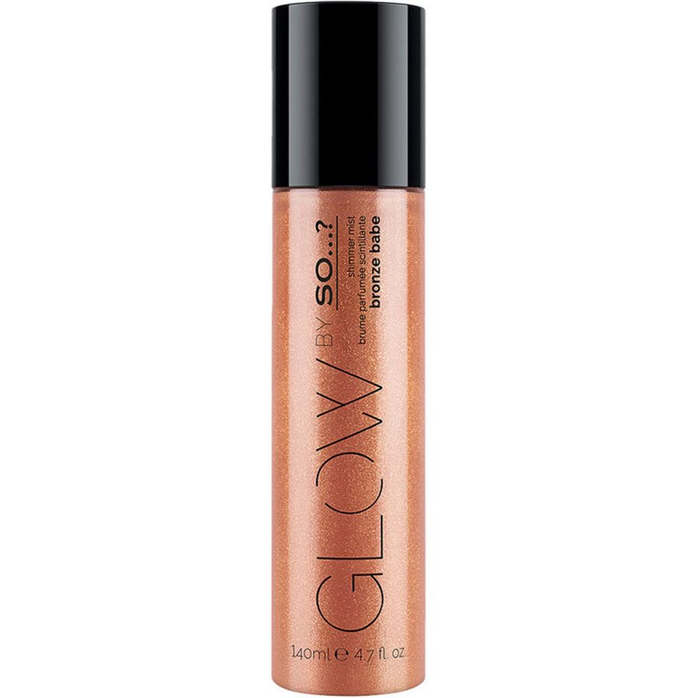 Körper-Duftspray. Bronze-Farbton. Schwarzer Sprühkopf. Produktname: GLOW BY SO...?. Text: Bronze Babe.