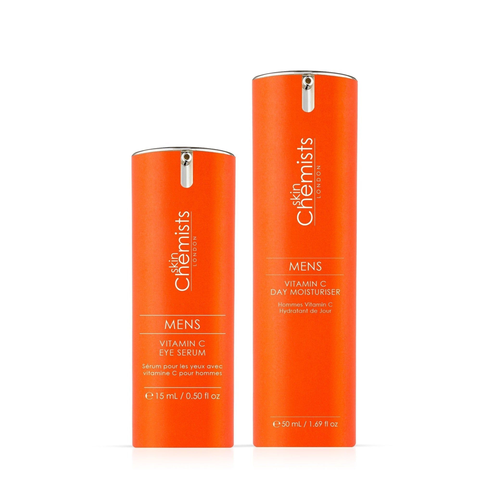 Zwei orangefarbene Flaschen. Eine ist mit "MENS Vitamin C Day Moisturiser" beschriftet, die andere mit "MENS Vitamin C Eye Serum".