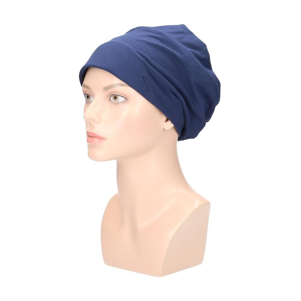 Marinefarbener Turban auf einer Büste. Seitenansicht.