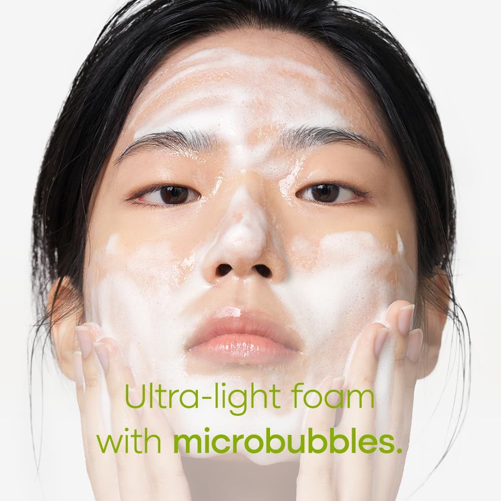 Gesicht mit Schaum bedeckt. Text: "Ultra-light foam with microbubbles".