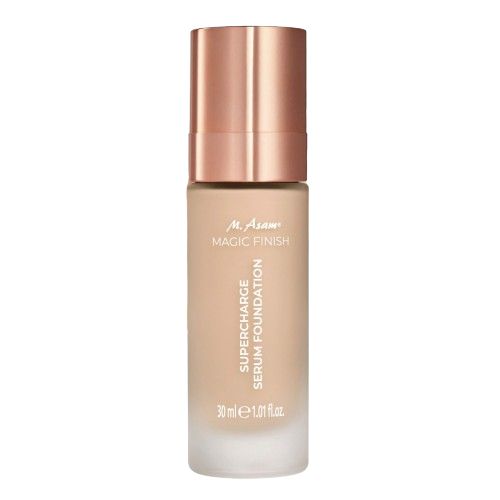 Flakon mit Magic Finish Serum Foundation. Beige Farbton, kupferfarbener Deckel. Aufschrift: Supercharge Serum Foundation, 30 ml.