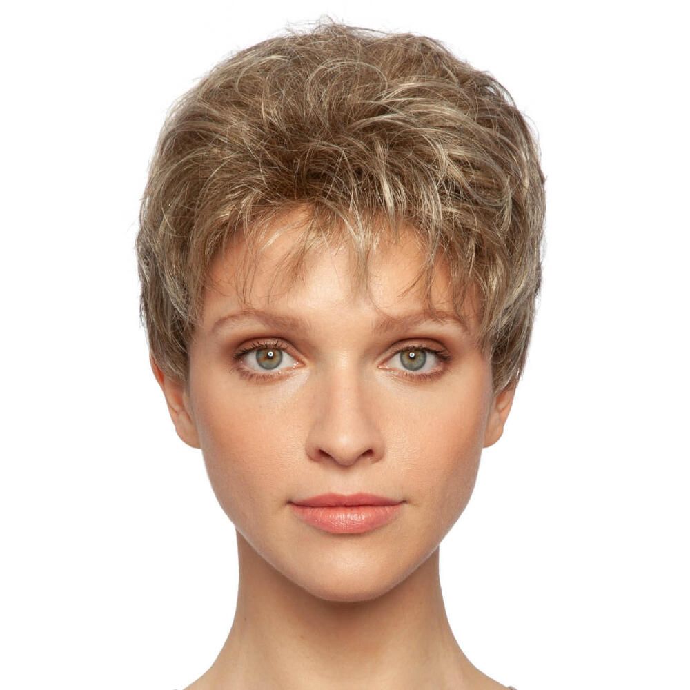 Kurzhaarperücke mit blonden Strähnen. Frontale Ansicht einer Frau mit Perücke. Kurze, gewellte Frisur.