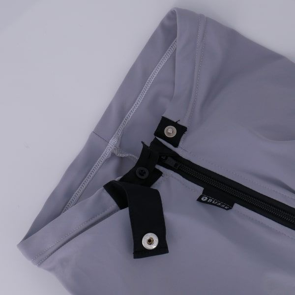 Graue Fliegenmaske TWIN FIT FLEXI XWB mit Reißverschluss und Druckknöpfen. Nahaufnahme, Detailansicht.