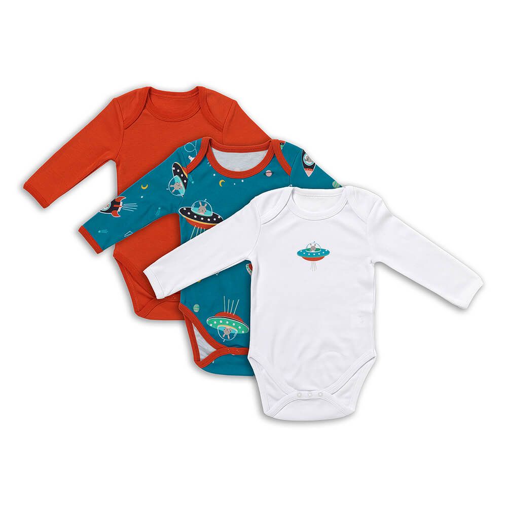 Drei Baby-Bodys mit langen Ärmeln. Farben: Orange, Türkis mit Weltraum-Motiv, Weiß mit Raumschiff-Applikation. Baumwolle.
