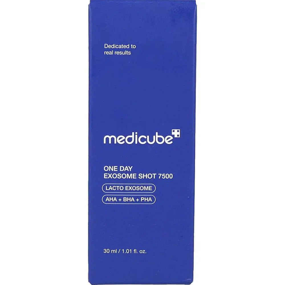 Blaue Verpackung. Text: „medicube“ und „ONE DAY EXOSOME SHOT 7500“.
