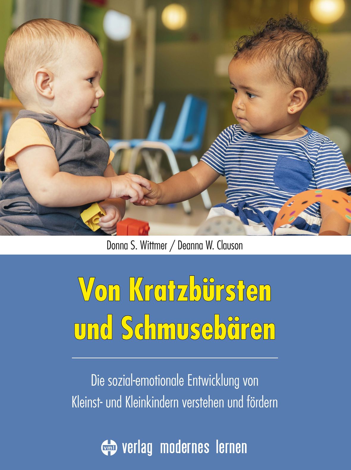 Buchcover mit zwei Babys, die sich an den Händen halten. Titel: Von Kratzbürsten und Schmusebären. Verlag modernes lernen.