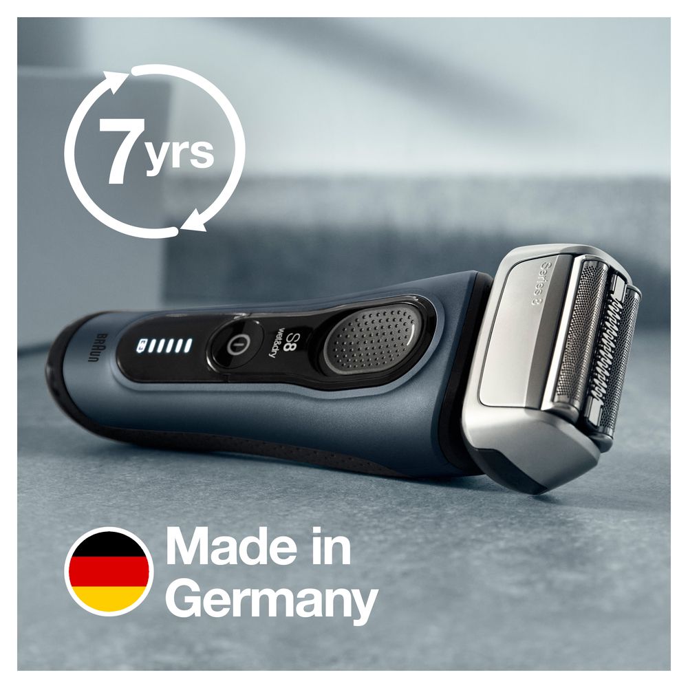 Elektrorasierer, Fjord grau, mit Ladeanzeige und 'Made in Germany'-Logo. 7 Jahre Garantie-Symbol.