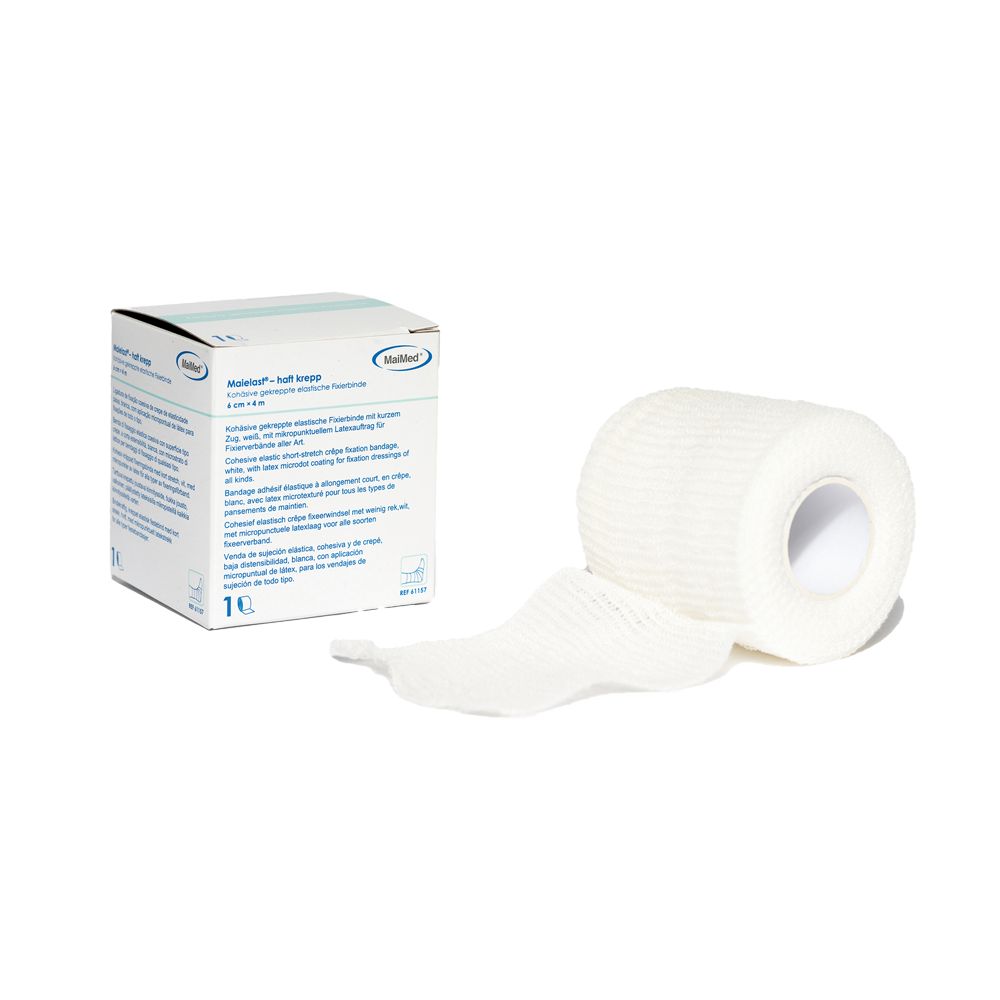 Weiße, elastische Fixierbinde, gerollt und teilweise abgerollt. Daneben eine Verpackung mit Produktinformationen und Logo.