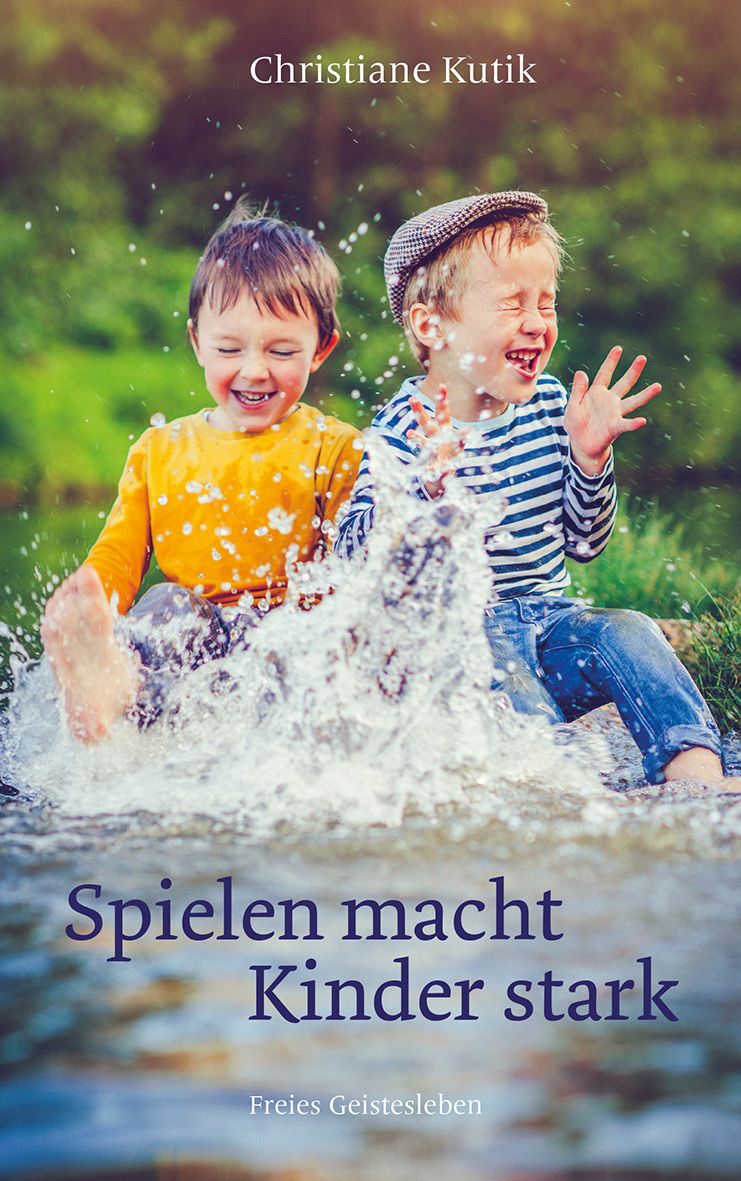 Zwei lachende Kinder spielen im Wasser. Titel: Spielen macht Kinder stark. Autor: Christiane Kutik.