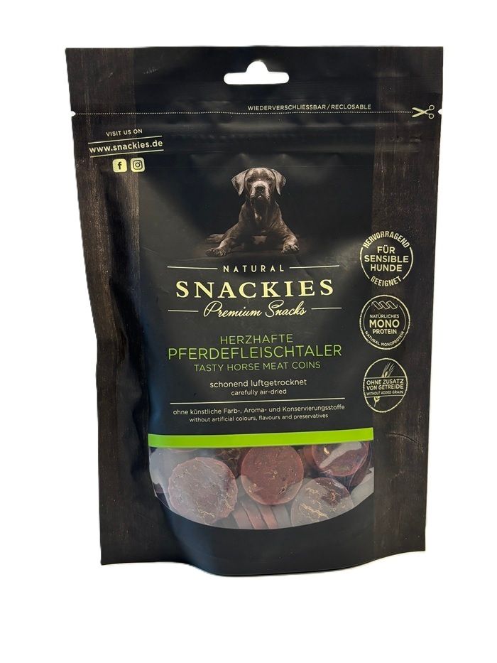 Verpackung von Snackies Herzhafte Pferdefleischtaler. Schwarze Tüte mit Produktabbildung und Text. Sichtbare Fleischstücke.