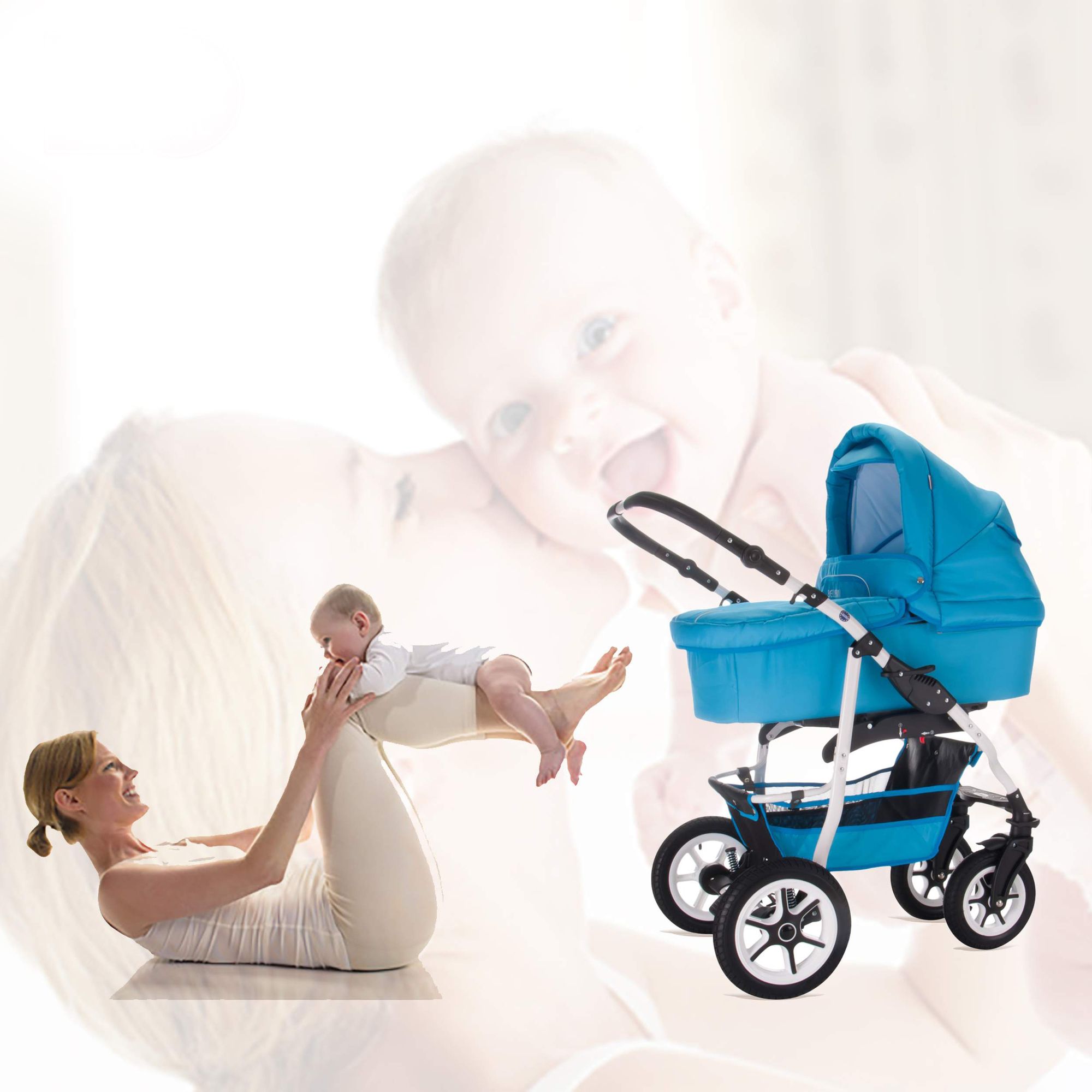 Mutter und Baby interagieren. Kombikinderwagen, blau, im Hintergrund. Baby liegt auf dem Schoß der Mutter.