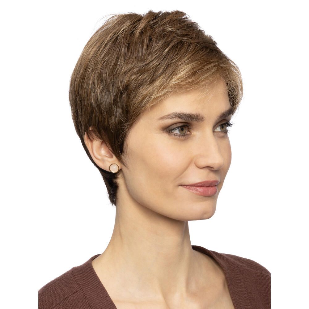 Nahaufnahme einer Frau mit einer braun-blonden Kurzhaarperücke. Kurzer, fransiger Schnitt. Blick nach rechts.