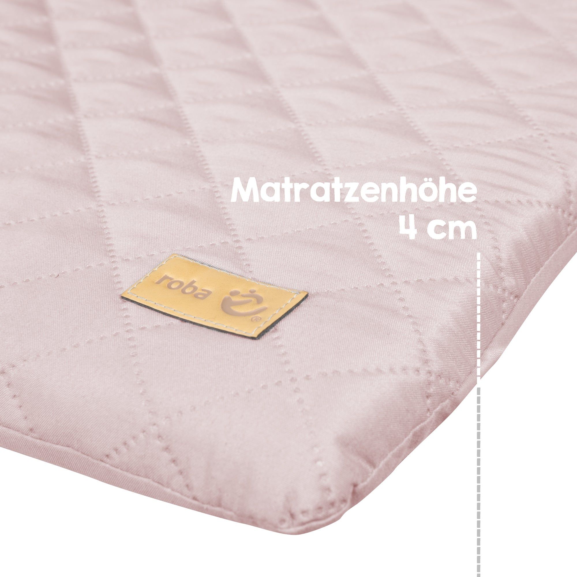 Detail der rosa Wickelauflage. Quadratisches Steppmuster. Label mit Logo. Matratzenhöhe 4 cm.