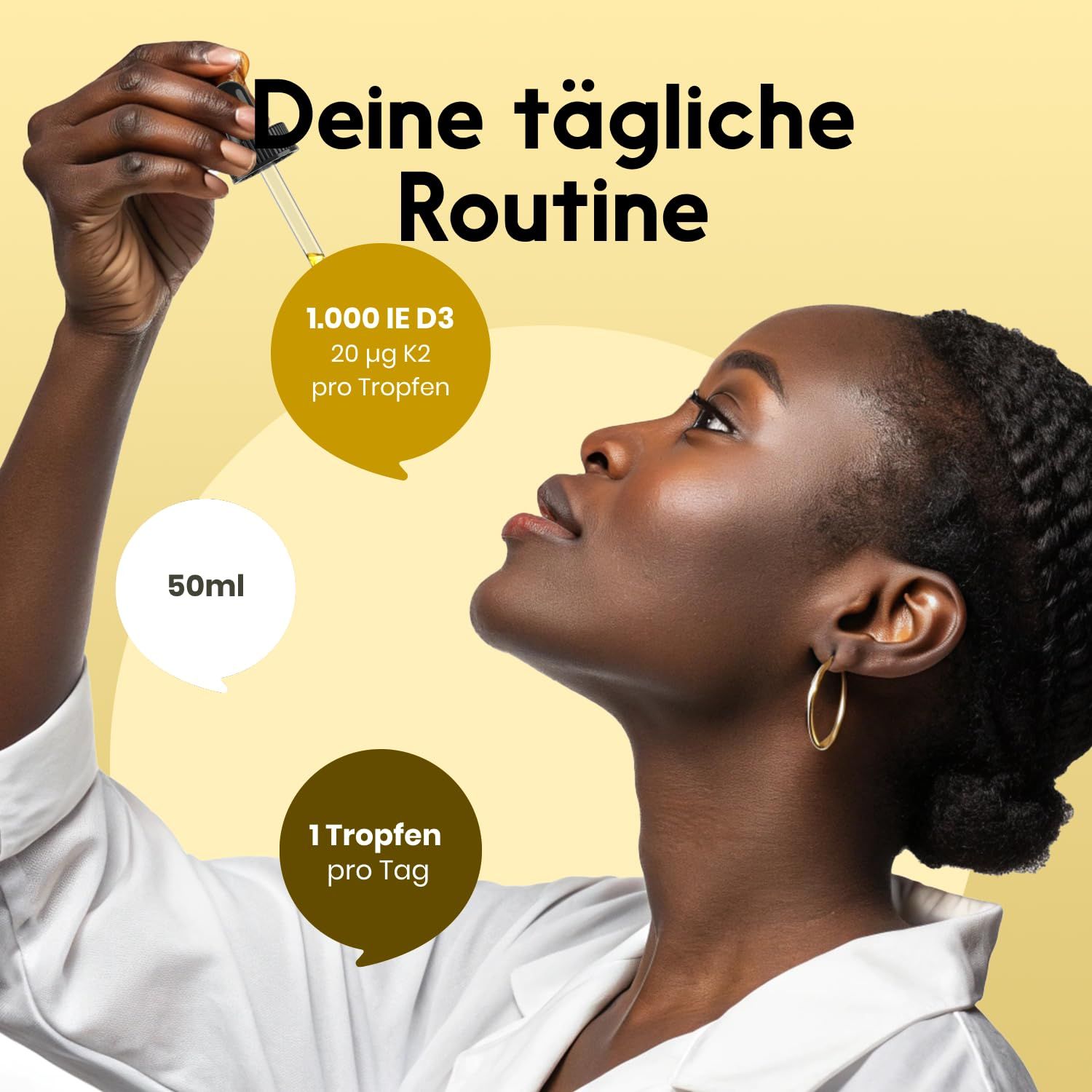 Dunkelhäutige Frau mit Pipette, die Tropfen in Richtung Gesicht hält. Text: Deine tägliche Routine. 1.000 IE D3, 20 µg K2 pro Tropfen, 50ml, 1 Tropfen pro Tag.