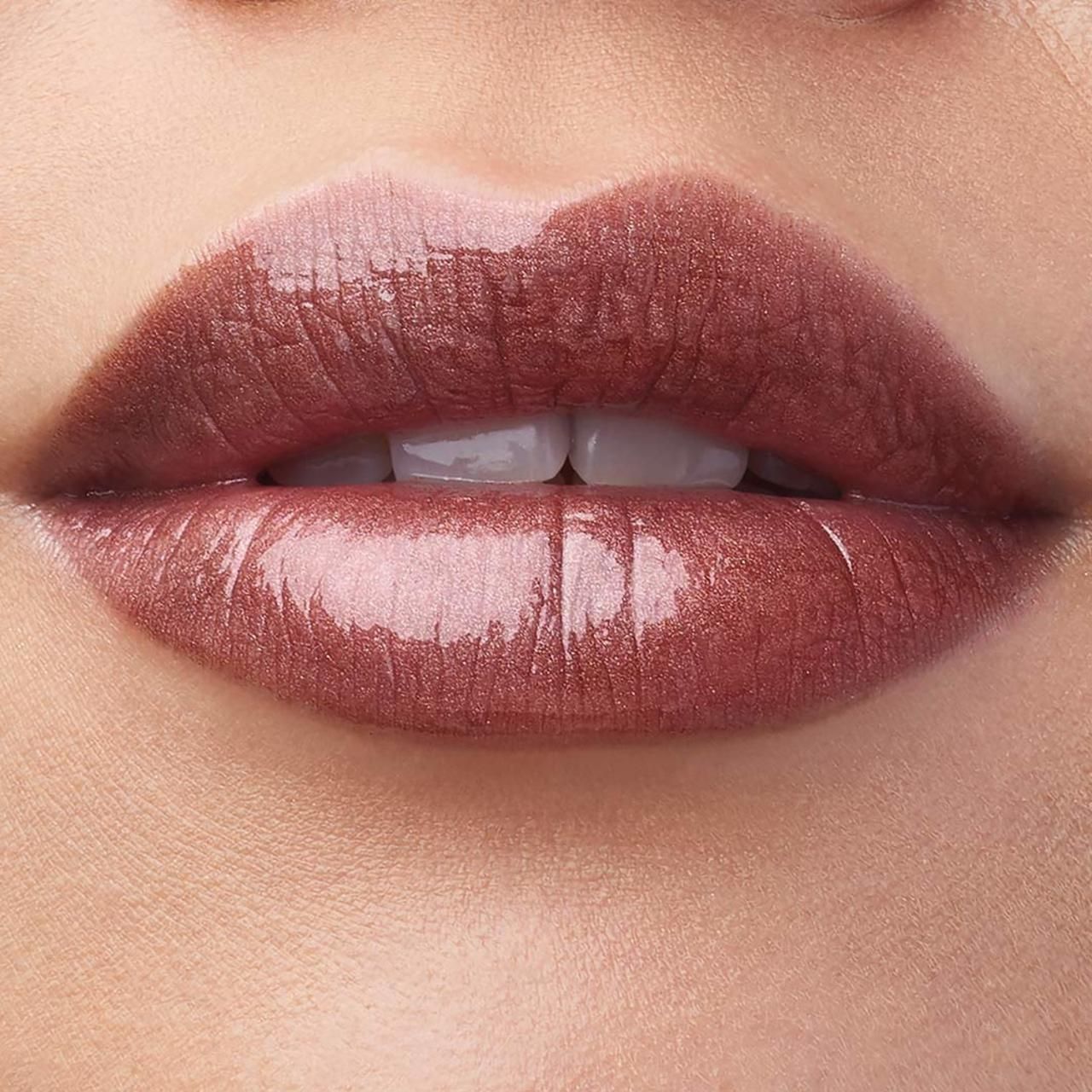 Nahaufnahme von Lippen mit glänzendem Lippenlack. Die Lippen sind in einem metallischen Farbton gehalten.