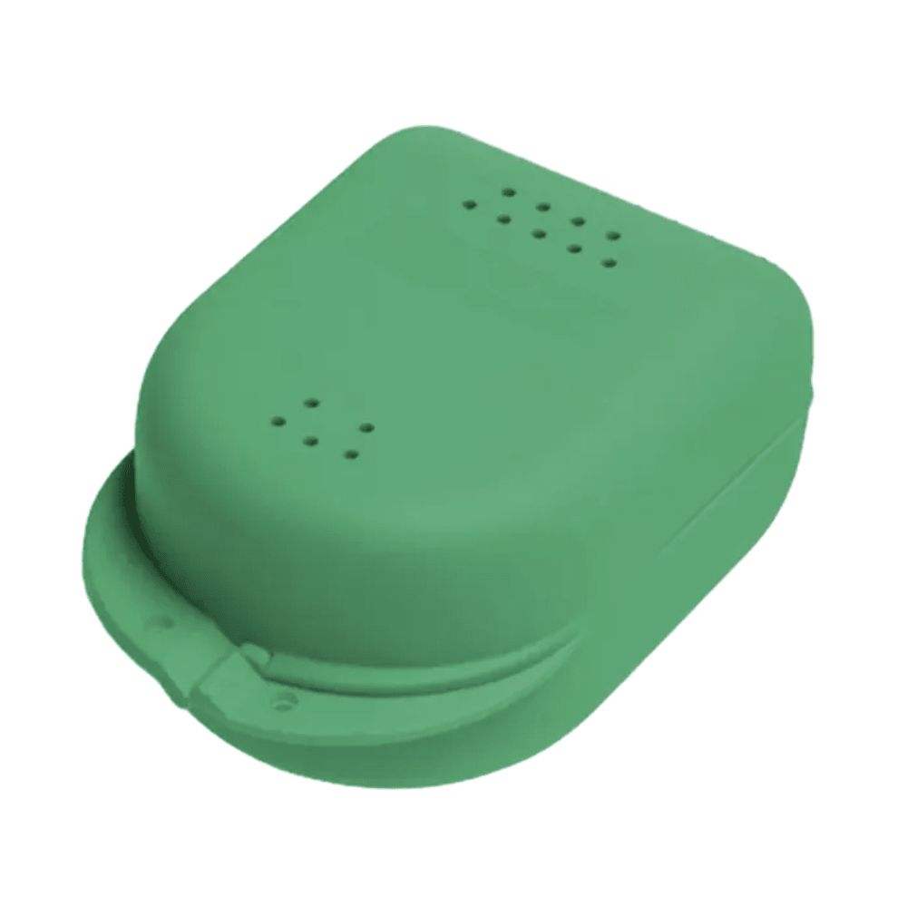 Grüne Zahnspangenbox mit abgerundeten Ecken und Belüftungslöchern. Mit Griff und Verschluss.