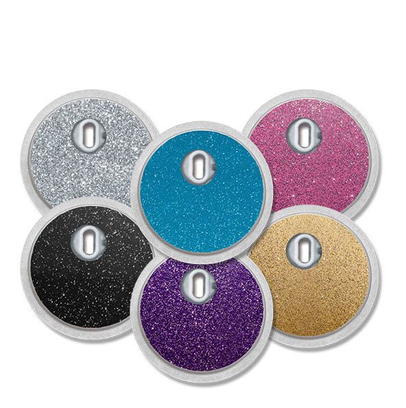 Sechs runde Aufkleber mit glitzernder Oberfläche in verschiedenen Farben. Jeder Aufkleber hat eine silberne Umrandung und ein zentrales Element.