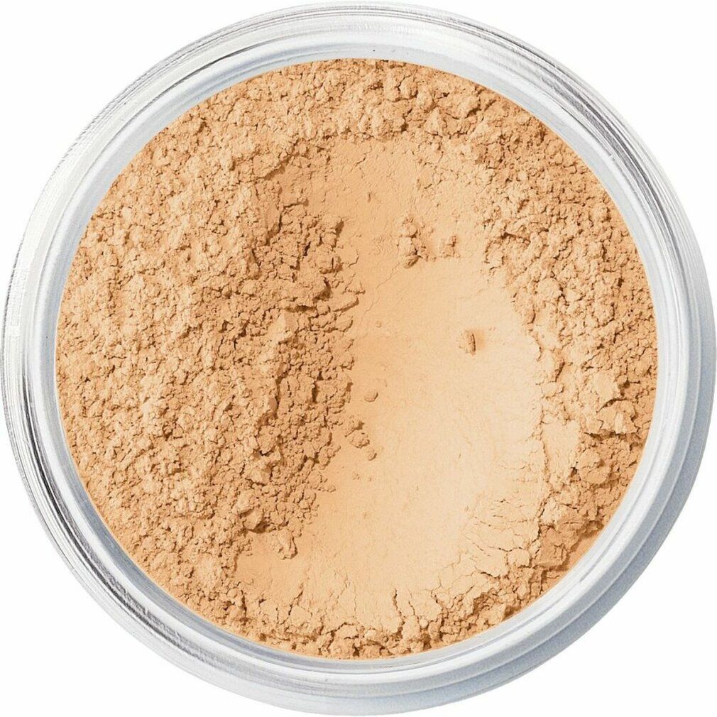 Beige Puder in einem transparenten Tiegel. Der Tiegel ist rund und aus Glas. Der Puder ist fein und körnig.