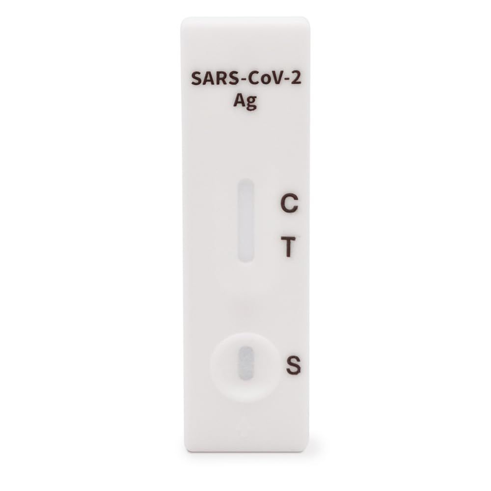 Weiße Testkassette für Corona-Antigen-Schnelltest. Mit den Markierungen C, T und S.