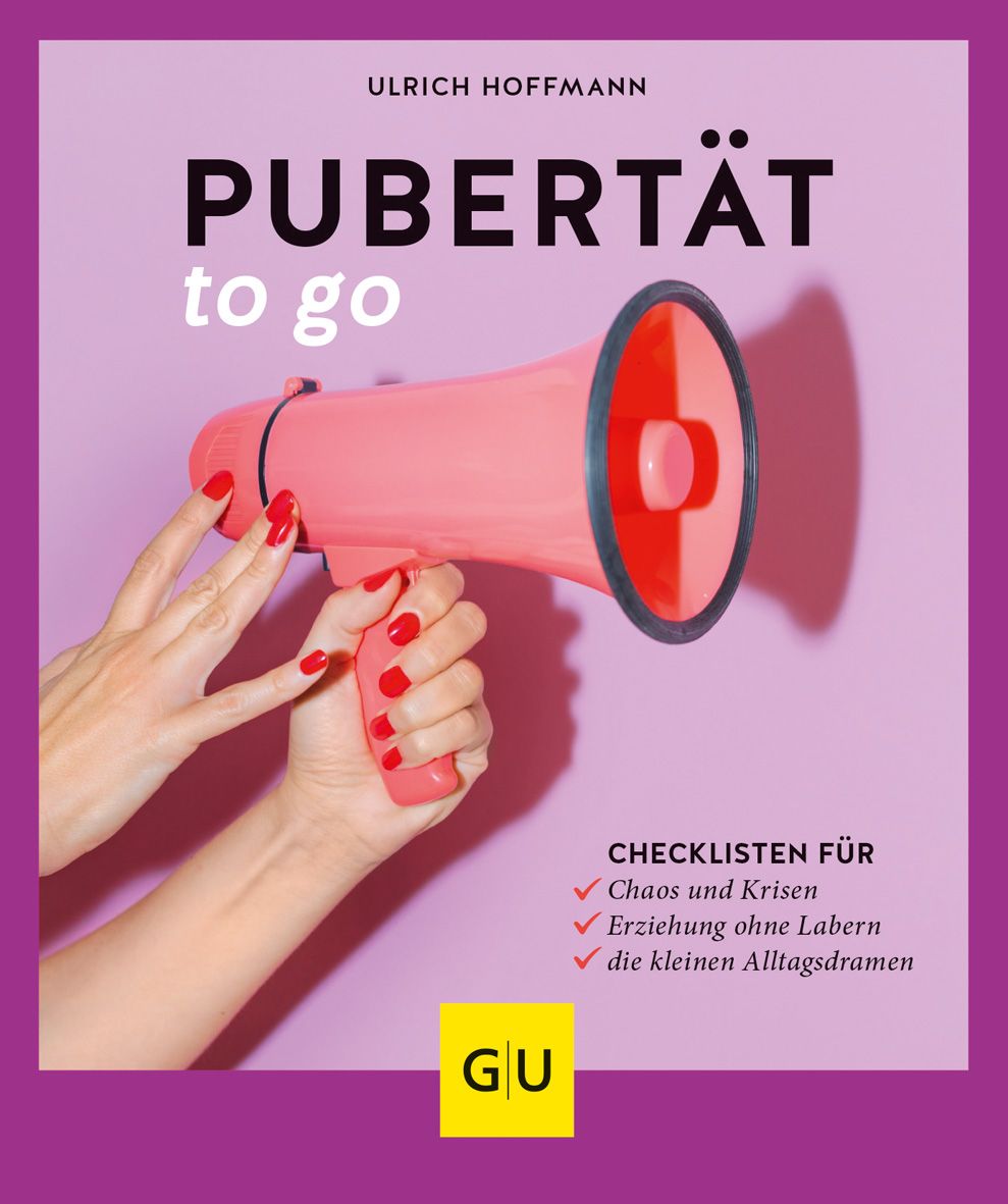 Buchcover mit Titel "Pubertät to go". Eine Hand mit roten Nägeln hält ein pinkfarbenes Megaphon. Autor: Ulrich Hoffmann. Verlag: GU.
