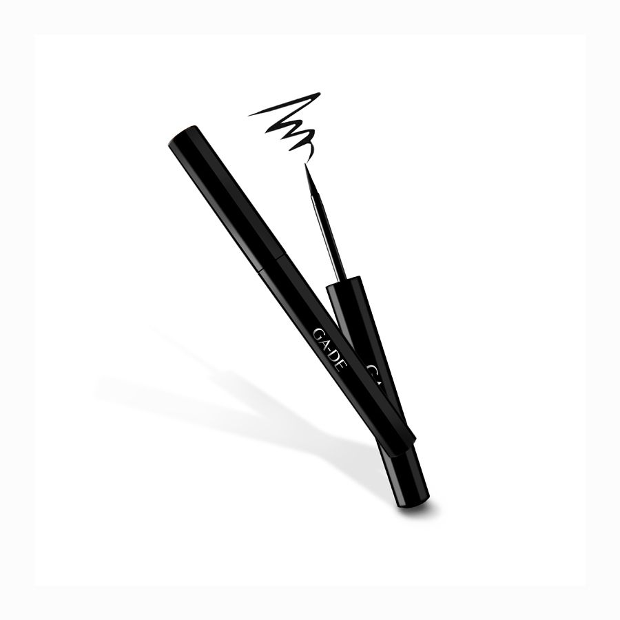 Schwarzer Eyeliner mit feiner Spitze. Der Markenname G.A.DE ist auf dem Stift aufgedruckt. Eine schwarze Linie wird dargestellt.