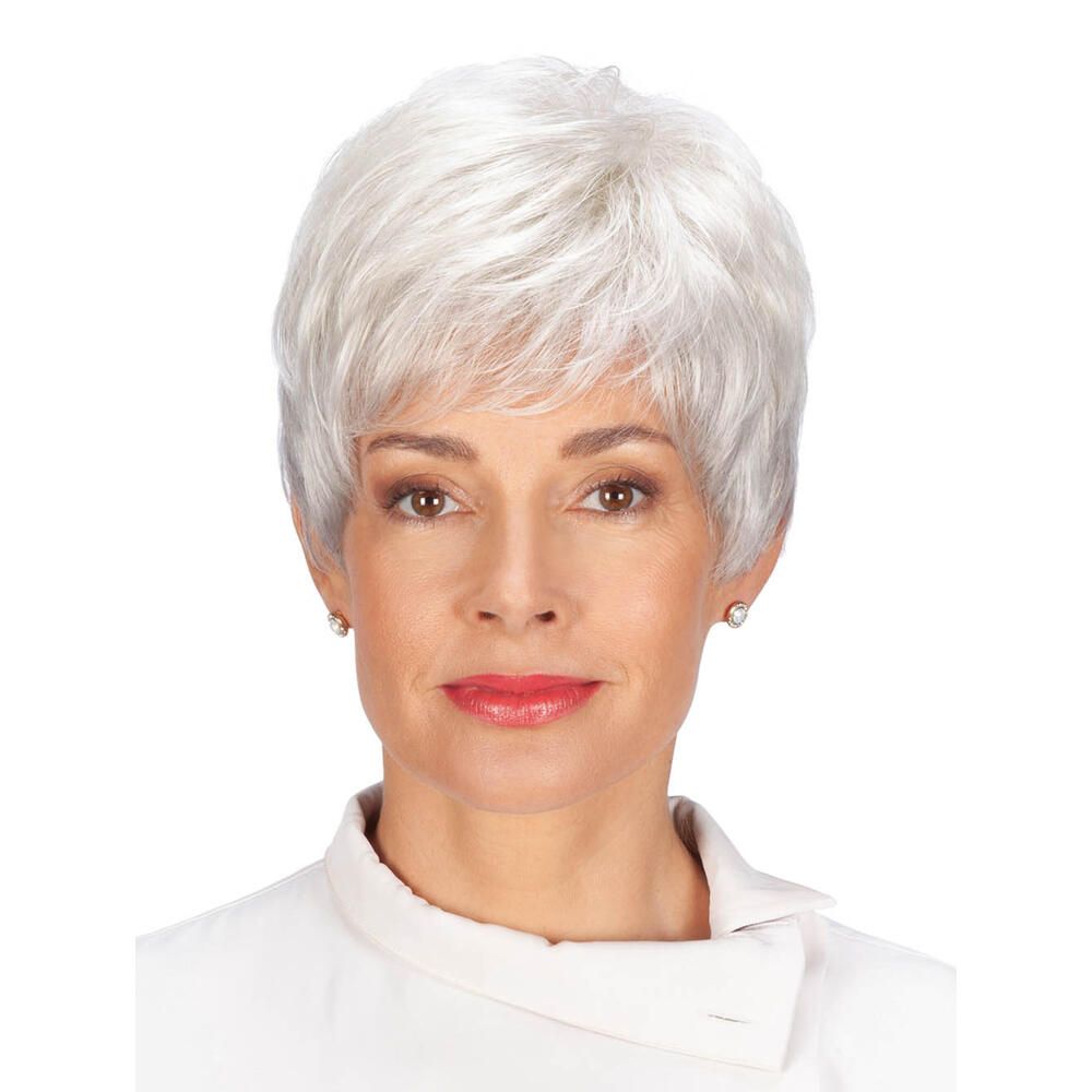 Kurzhaarperücke, graues Haar, Frontansicht einer Frau. Sie trägt eine weiße Bluse. Ohrringe.