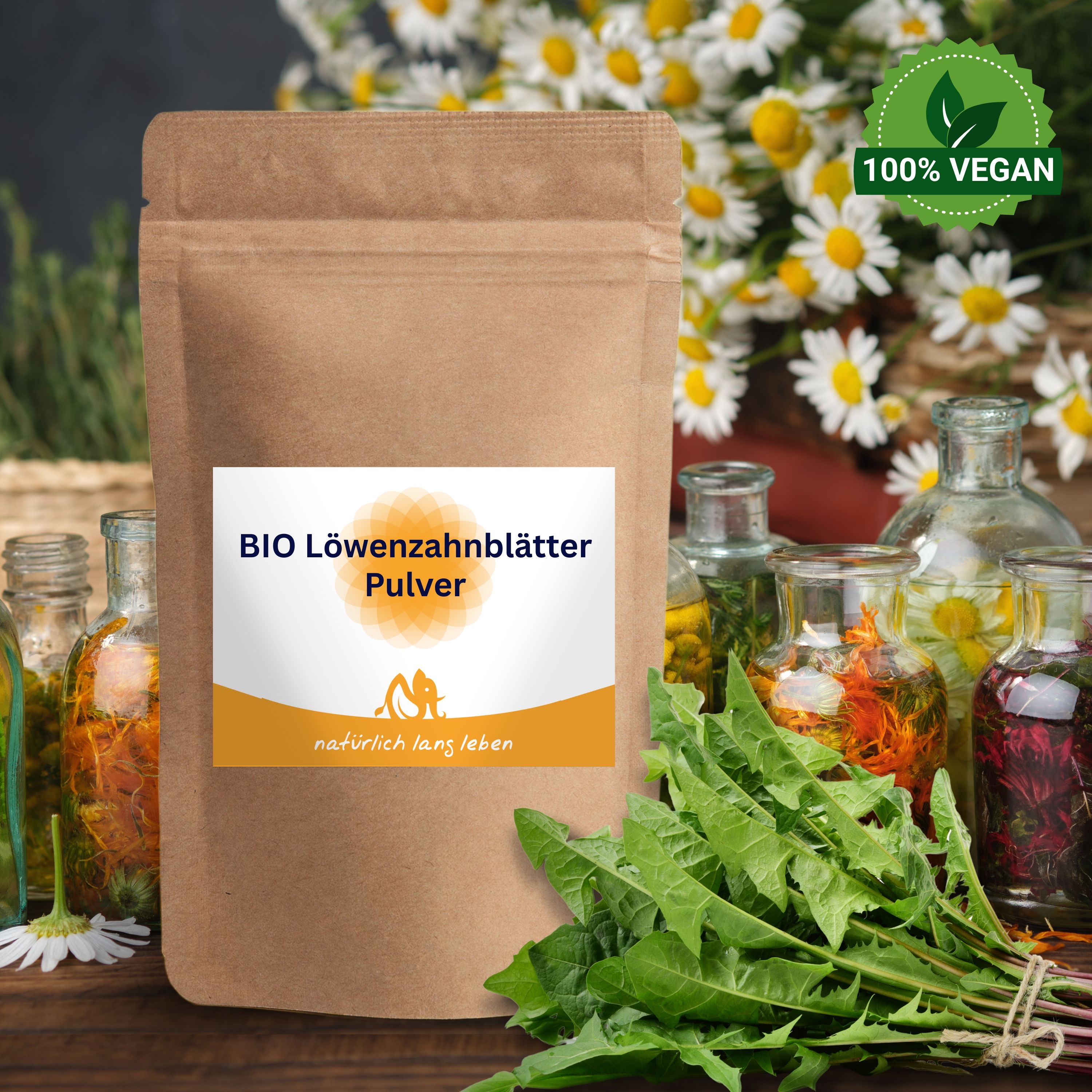 Braune Tüte mit Etikett. Aufschrift: BIO Löwenzahnblätter Pulver. Logo: natürlich lang leben. 100% Vegan-Siegel.