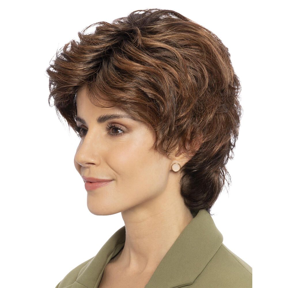 Kurzhaarperücke in Braun mit gewellter Struktur. Seitenansicht einer Frau, die die Perücke trägt.