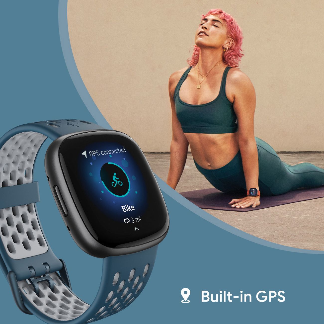 Smartwatch mit blauem Armband und Display mit Fahrradsymbol. Person in Yoga-Pose im Hintergrund.