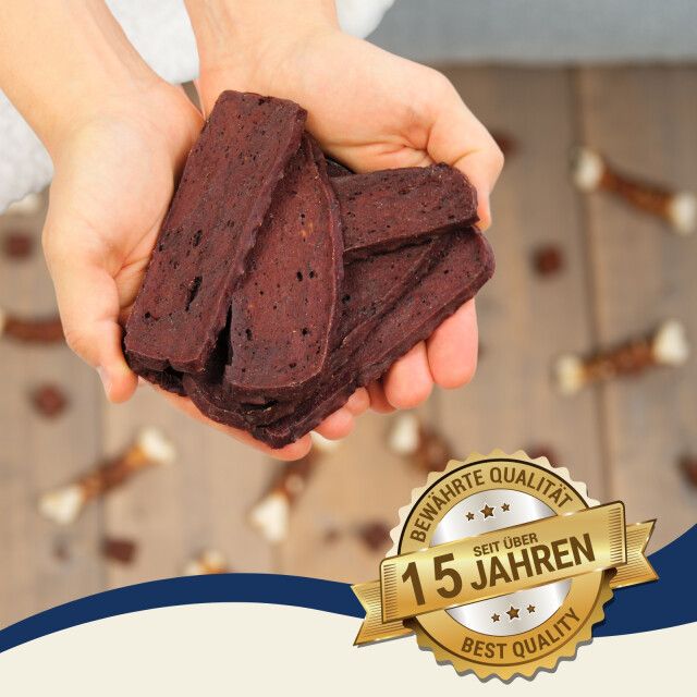 Hände halten Lammfleischstreifen, Qualitäts-Siegel 'Bewährte Qualität seit 15 Jahren'.