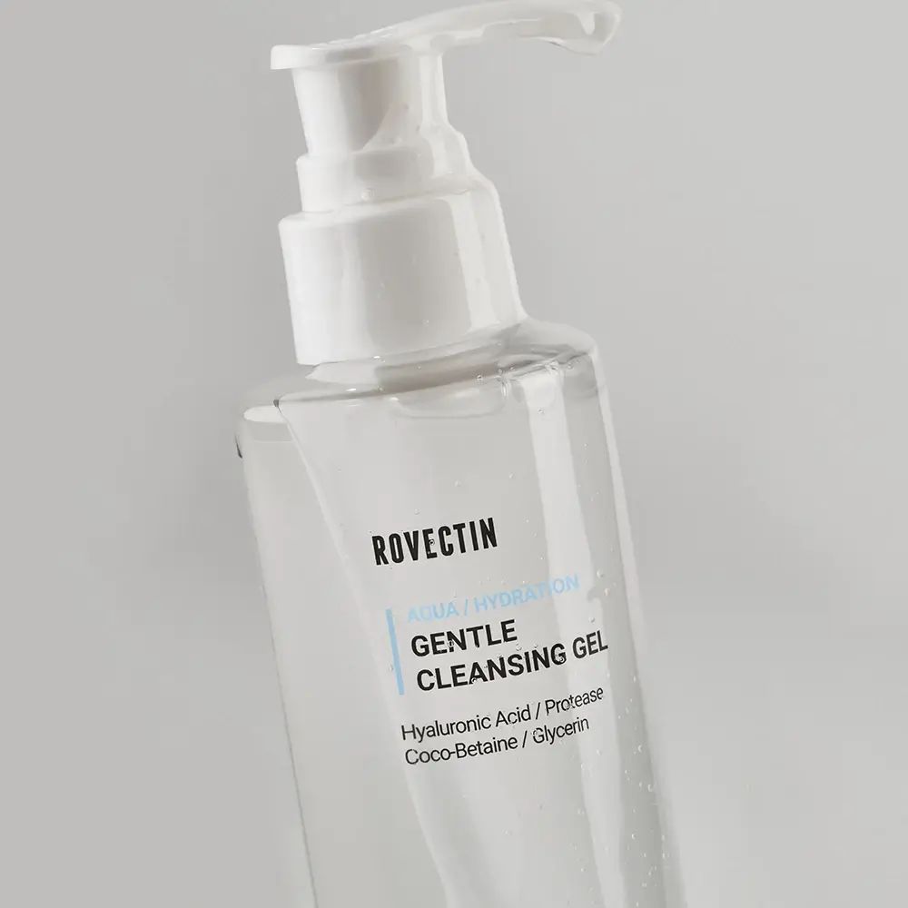 Schräg stehende, transparente Flasche mit weißem Pumpverschluss. Aufschrift: ROVECTIN Gentle Cleansing Gel. Enthält Hyaluronsäure, Protease, Coco-Betain, Glycerin.