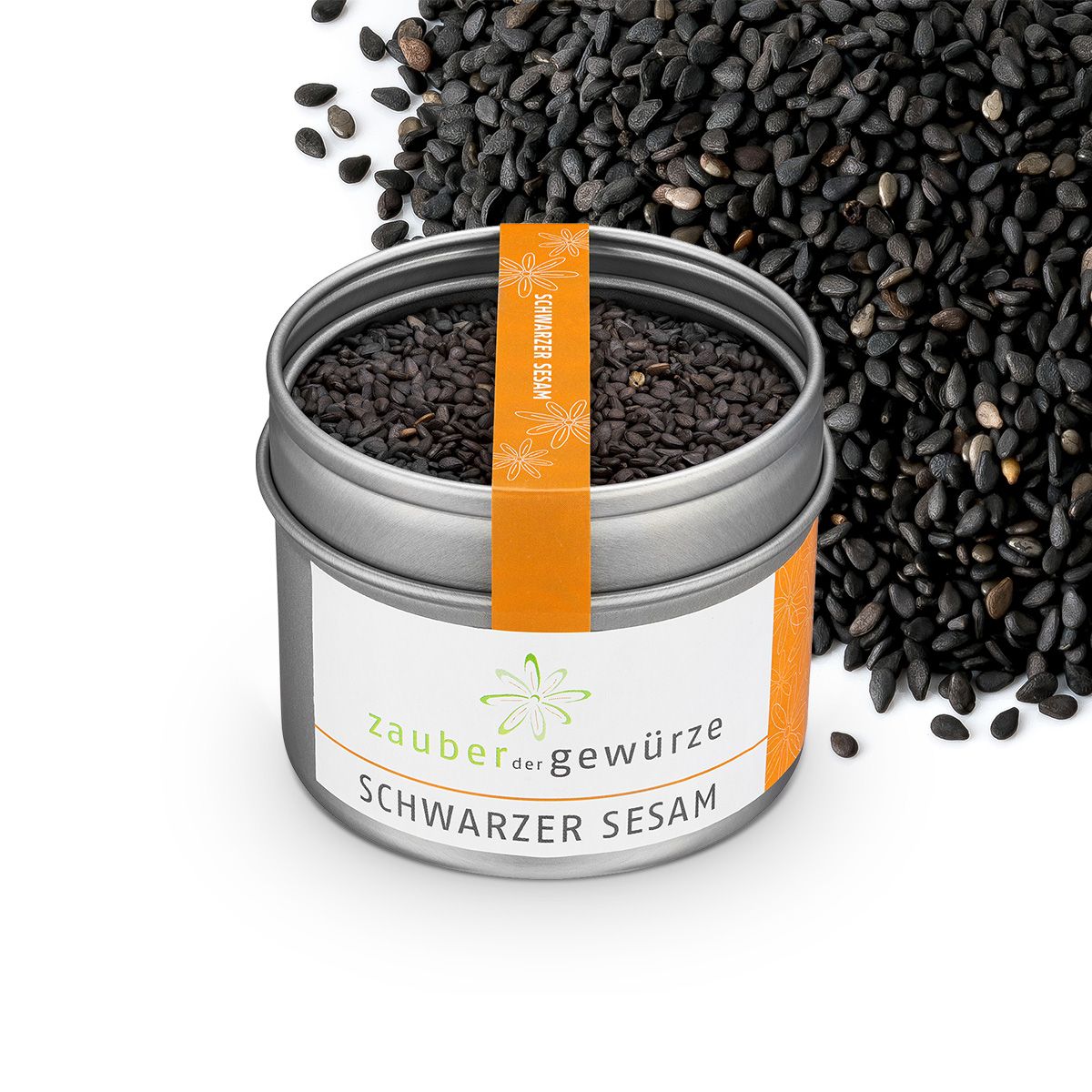 Sesam in Dose und daneben verstreut. Dose mit schwarzem Sesam. Etikett mit Produktname und Logo. Orangefarbener Streifen mit Text.
