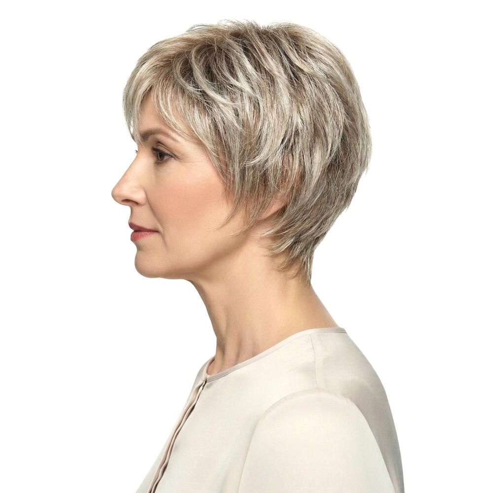 Kurzhaarperücke mit grauen Strähnen. Seitenansicht einer Frau mit hellem Oberteil. Haarschnitt kurz und gestuft.