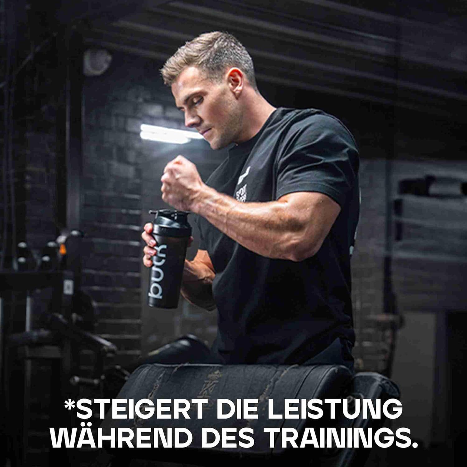 Mann öffnet einen Shaker. Text: *STEIGERT DIE LEISTUNG WÄHREND DES TRAININGS.