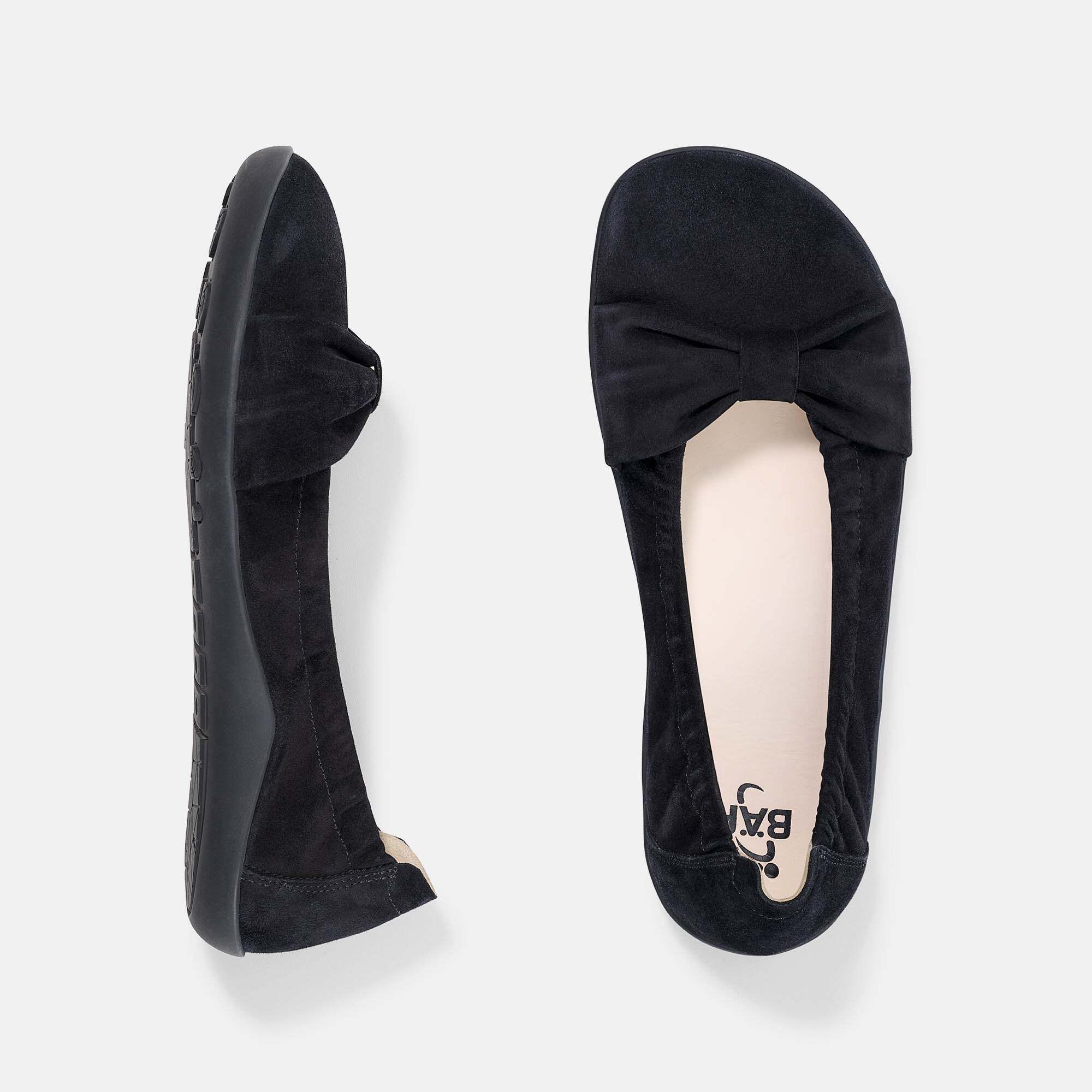Zwei schwarze Damen-Ballerinas: eine von der Seite, eine von oben mit Schleifenverzierung.