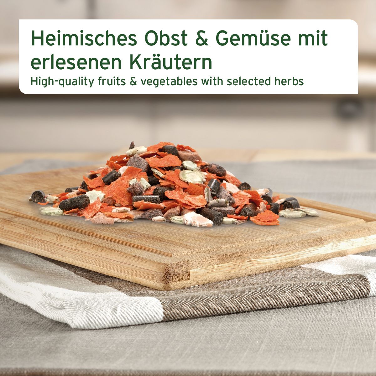 Haufen von Früchten und Gemüse mit Kräutern auf einem Holzbrett. Text: Heimisches Obst & Gemüse mit erlesenen Kräutern.