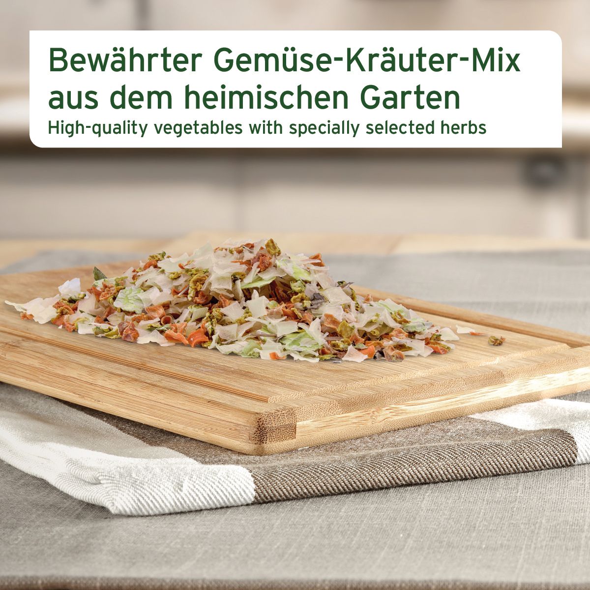 Gehacktes Gemüse auf einem Holzbrett. Text: Bewährter Gemüse-Kräuter-Mix aus dem heimischen Garten.