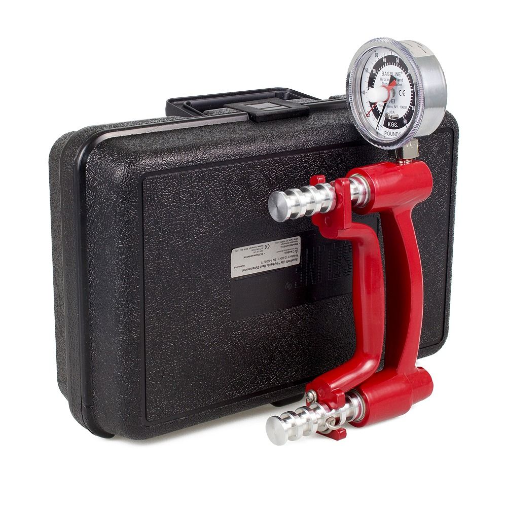 Rotes Handdynamometer neben schwarzem Koffer. Messanzeige sichtbar. Koffer mit Griff und Aufkleber.
