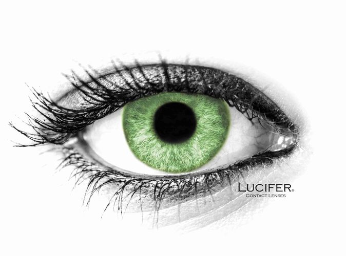 Grüne Kontaktlinse in einem Auge. Schwarze Wimpern umranden das Auge. Der Markenname LUCIFER ist sichtbar.