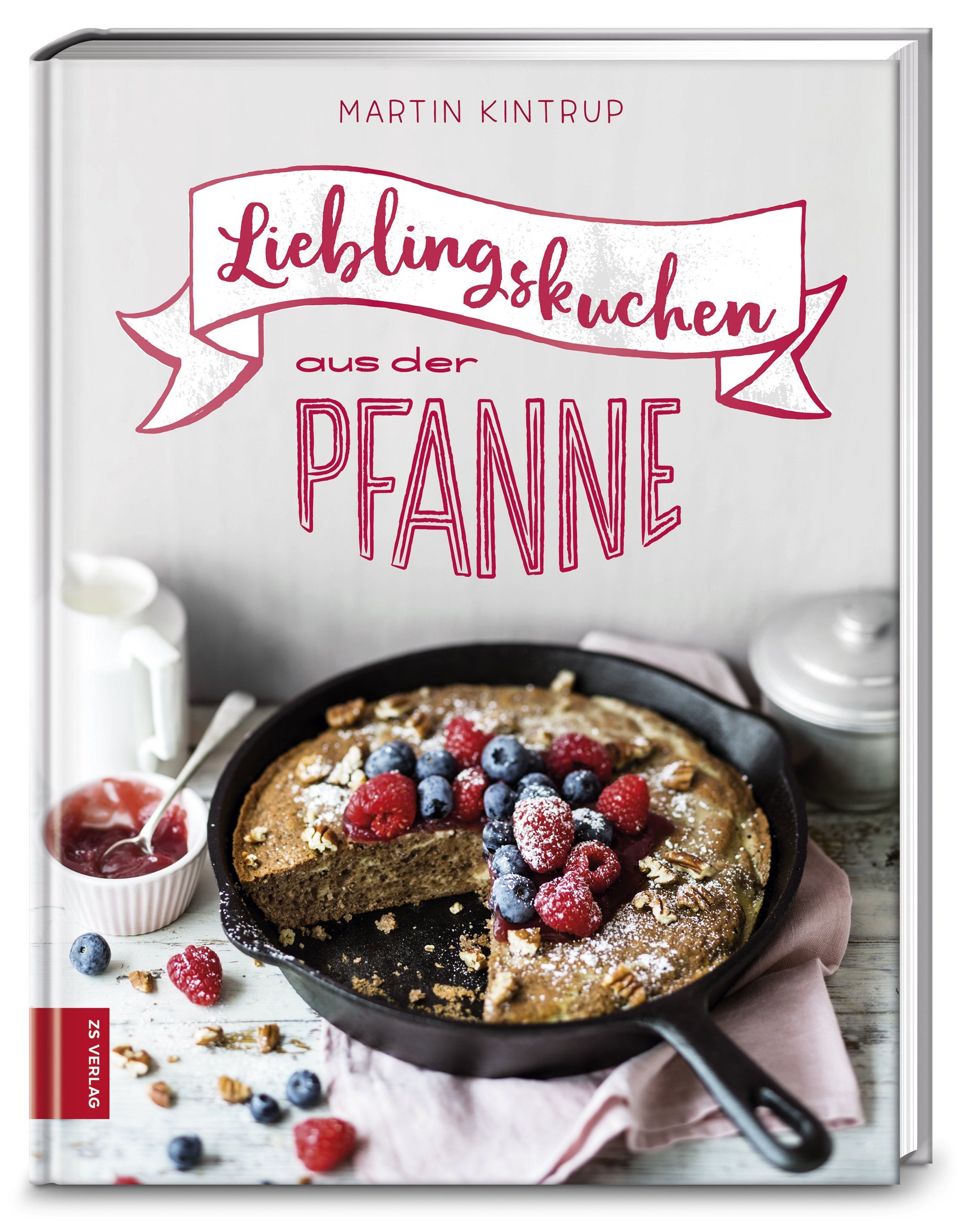 Buchcover mit Titel "Lieblingskuchen aus der Pfanne". Kuchen in Pfanne mit Beeren. Autor: Martin Kintrup. Verlag: ZS Verlag.