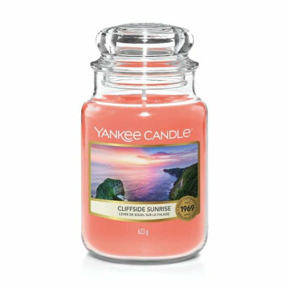 Kerze im Glas mit Deckel. Aufschrift: Yankee Candle, Cliffside Sunrise. Bild: Küstenlandschaft. Gewicht: 623 g.