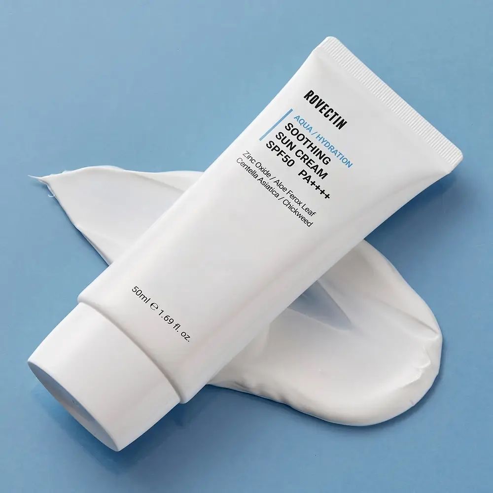 Weiße Tube auf Creme-Klecks. ROVECTIN Aqua Soothing Sun Cream SPF50+ PA++++. Enthält Zinkoxid, Aloe Ferox Leaf, Centella Asiatica, Chickweed.