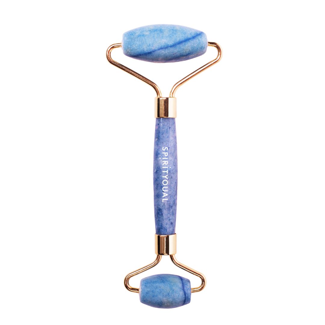 Blauer Aventurin-Beauty-Roller. Goldfarbener Rahmen. Aufschrift SPIRITYOUAL. Zwei Rollen und Griff aus blauem Stein.