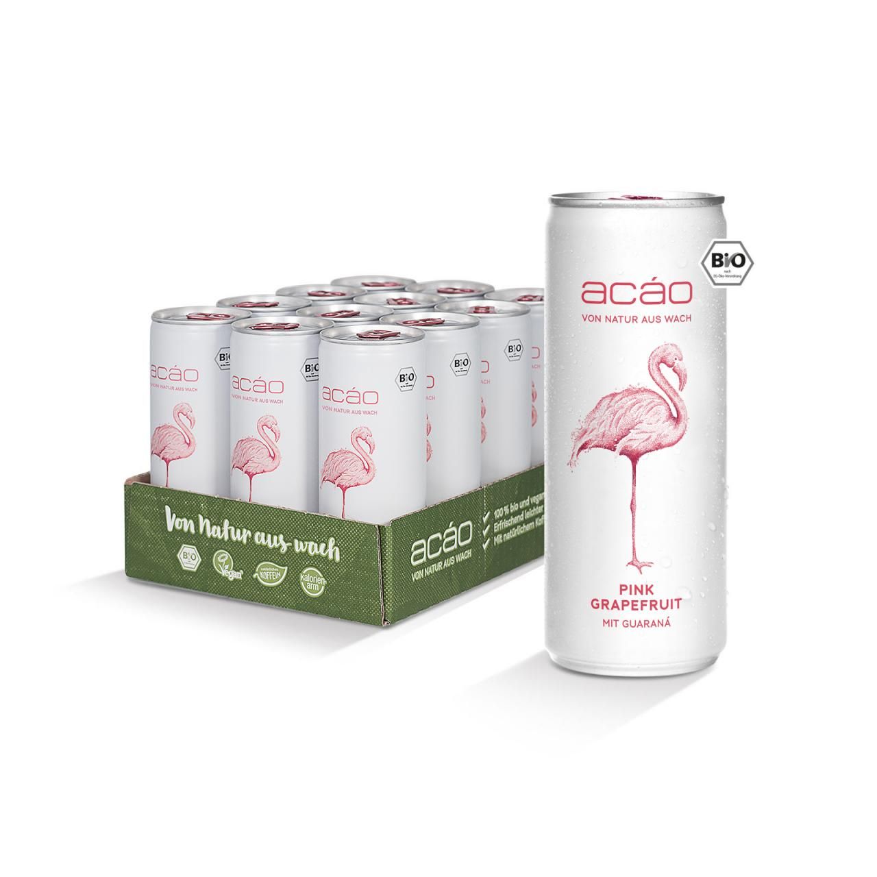 Eine Kiste mit Acáo Bio Energy Drink Pink Grapefruit-Dosen. Die Dosen sind weiß mit rosa Flamingo-Design und dem Markennamen. Ein Bio-Siegel ist sichtbar. Die Kiste zeigt den Text "von Natur aus wach".