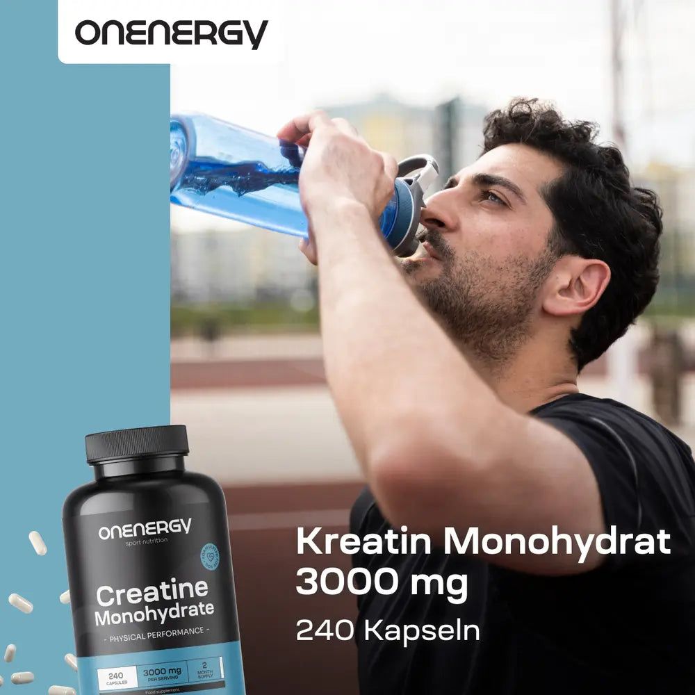 Mann trinkt aus einer Flasche. Flasche mit Creatine Monohydrate. Text: Kreatin Monohydrat 3000 mg, 240 Kapseln.