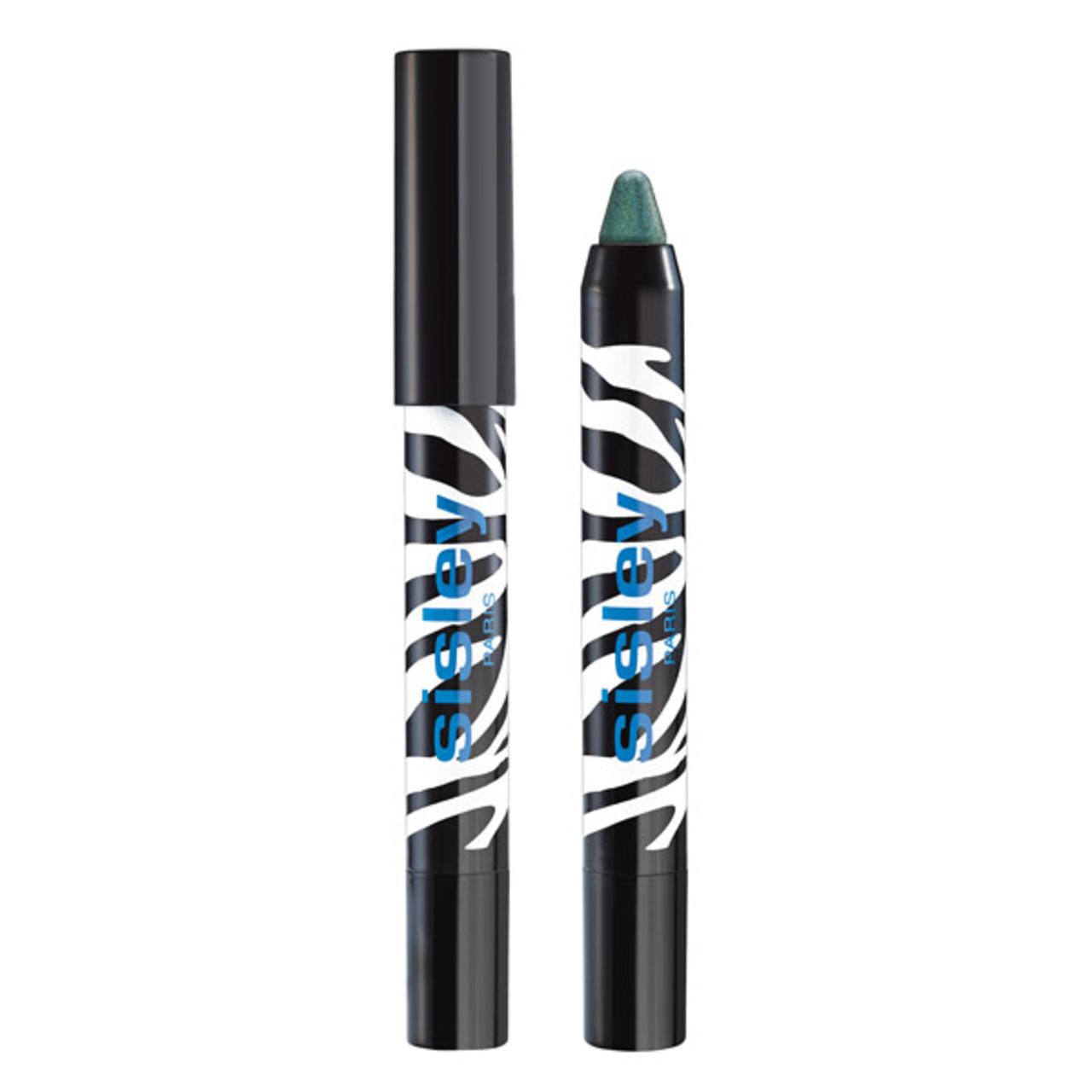 Zwei Sisley Phyto-Eye Twist Stifte. Schwarze Kappen, Zebra-Muster, blaue Schrift. Ein Stift ist geöffnet, grüner Farbton sichtbar.
