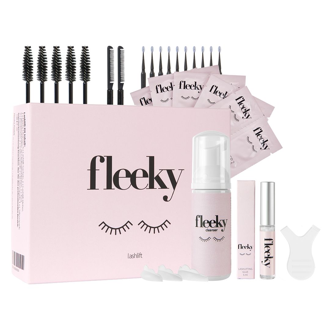 Fleeky Lashlift Kit Maxi. Rosa Verpackung mit Zubehör: Bürsten, Applikatoren, Reinigungsschaum, Lotionen, Pads. Aufdruck: fleeky, Lashlift.